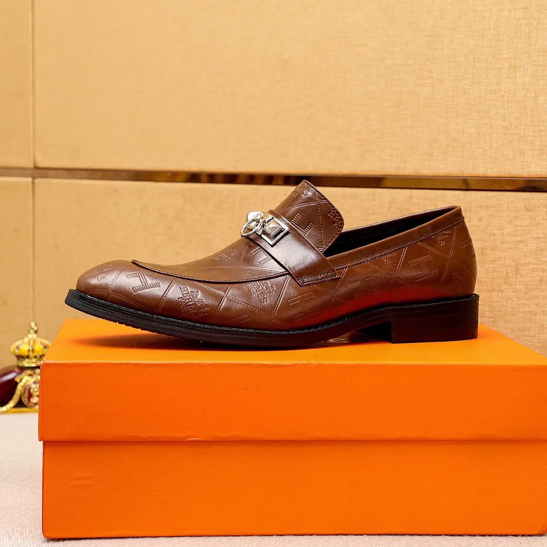 Men's shoes 💰480 💐 Product trademark: HERMES "Hermès" casual leather shoes Regular size: 38-44 (45🉑️customized) Product materials: Selected imported first-layer calfskin embossed upper + classic hardware buckle, imported water-dyed 🐂 cowhide lining. Strong three-dimensional visual effect, non-slip and wear-resistant combination outsole Color: 2⃣️colors available